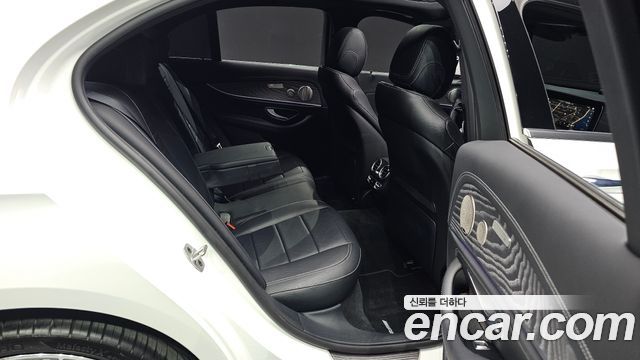 Mercedes-Benz E-Class 2022 — photo 11