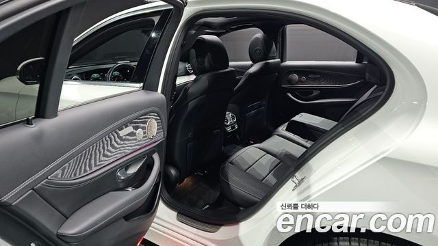 Mercedes-Benz E-Class 2022 — photo 12
