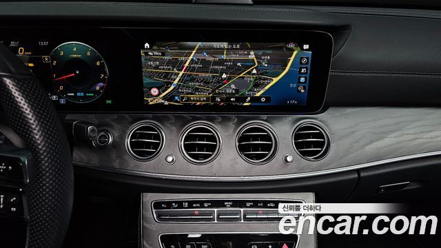Mercedes-Benz E-Class 2022 — photo 14