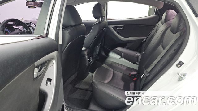 Hyundai AVANTE 2015 — photo 12