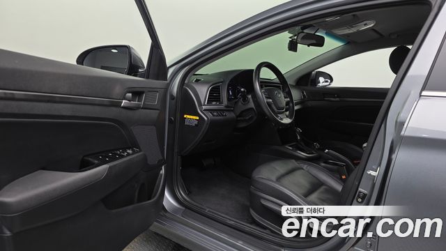 Hyundai AVANTE 2016 — photo 13