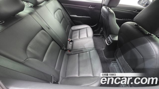 Hyundai AVANTE 2016 — photo 24