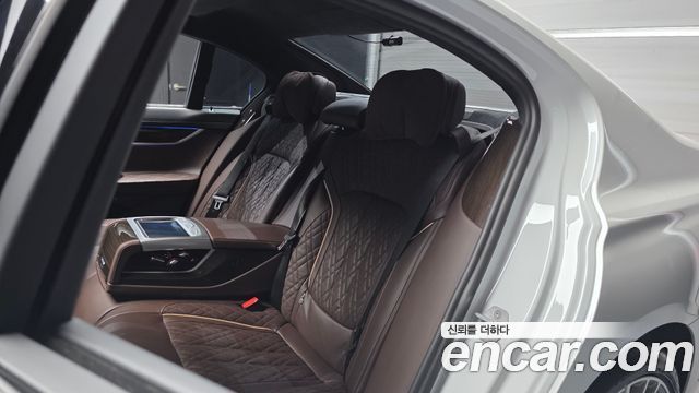 BMW 7-Series 2022 — photo 18