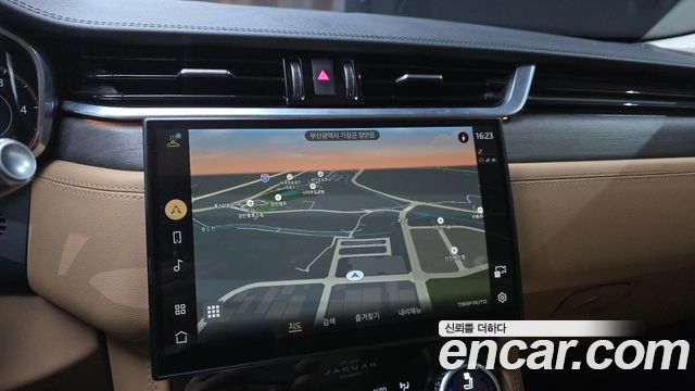 Jaguar F-PACE 2021 — photo 23