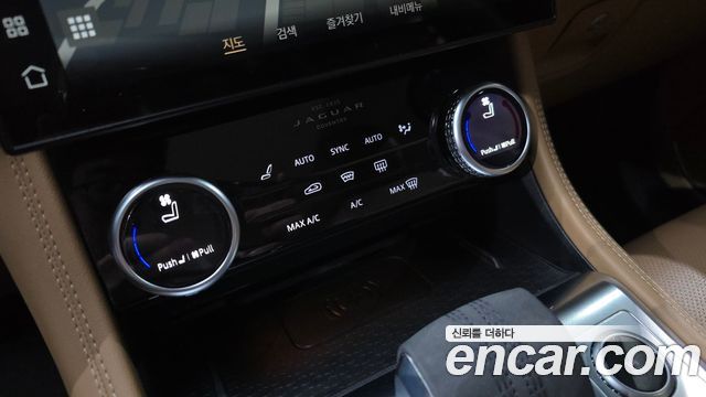 Jaguar F-PACE 2021 — photo 27