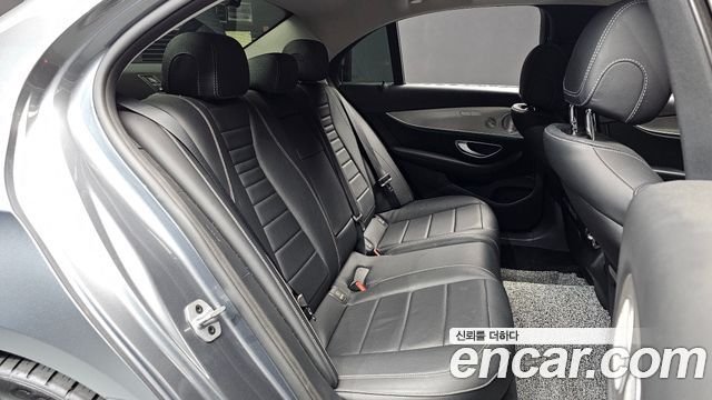 Mercedes-Benz E-Class 2019 — photo 11
