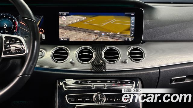 Mercedes-Benz E-Class 2019 — photo 14