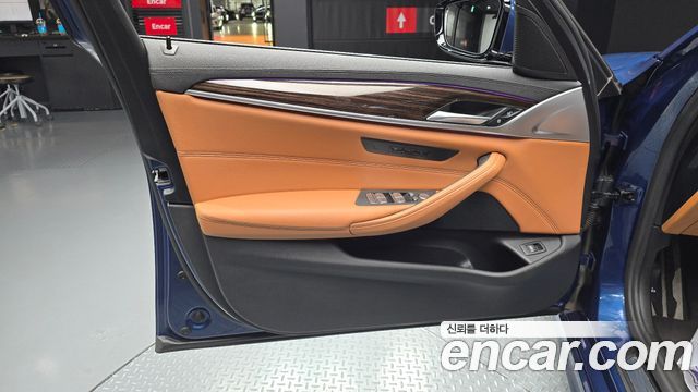 BMW 5-Series 2021 — photo 14