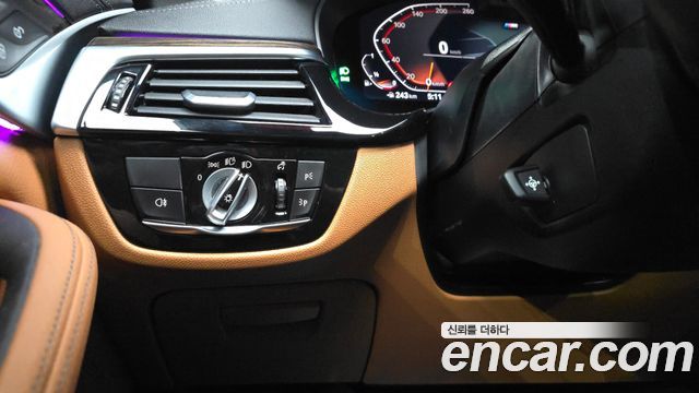 BMW 5-Series 2021 — photo 27