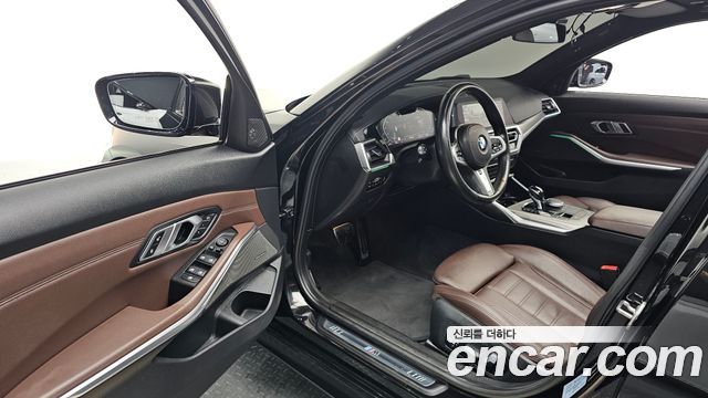 BMW 3-Series 2019 — photo 13