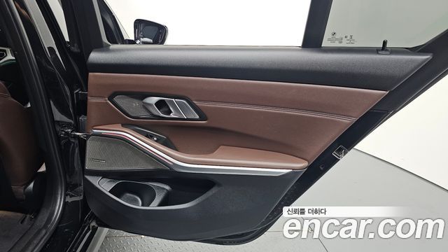 BMW 3-Series 2019 — photo 15