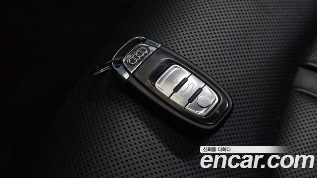 Audi A8 2012 — photo 17