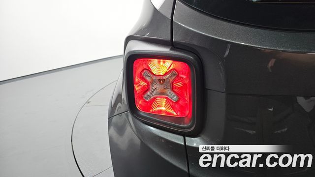 Jeep Renegade 2018 — photo 9