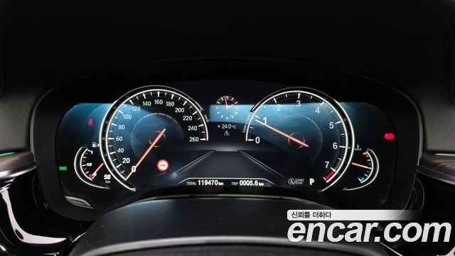 BMW 5-Series 2018 — photo 11