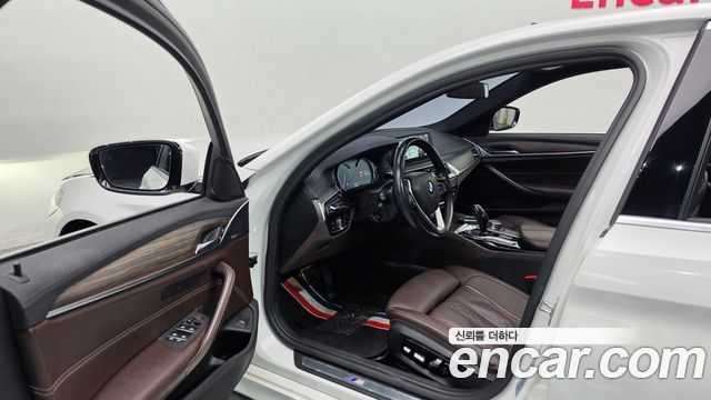BMW 5-Series 2018 — photo 13