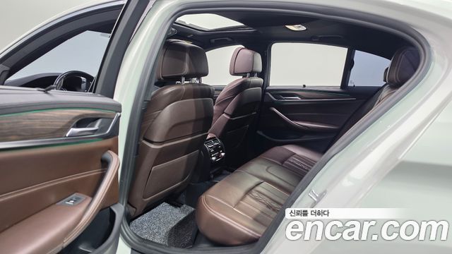 BMW 5-Series 2018 — photo 17