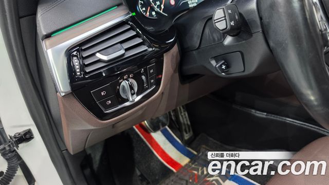 BMW 5-Series 2018 — photo 25