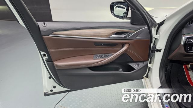 BMW 5-Series 2018 — photo 14