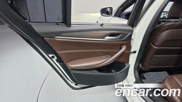 BMW 5-Series 2018 — photo 15