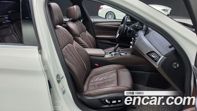 BMW 5-Series 2018 — photo 16