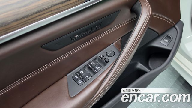 BMW 5-Series 2018 — photo 27
