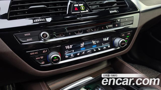 BMW 5-Series 2018 — photo 32