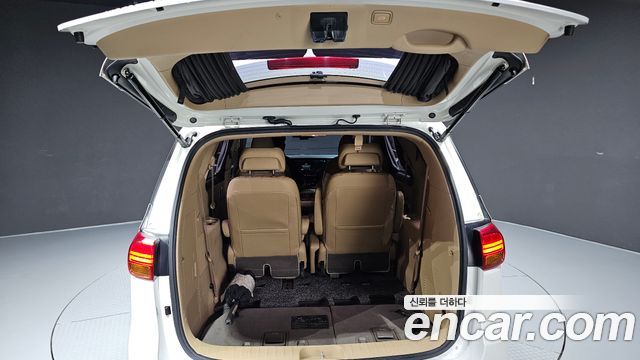 Kia Canival 2017 — photo 40