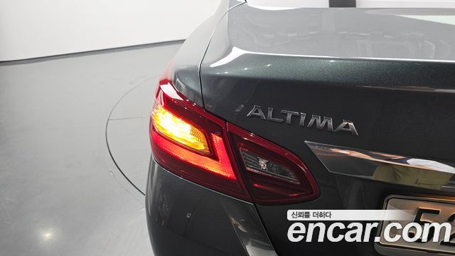 Nissan Altima 2018 — photo 9