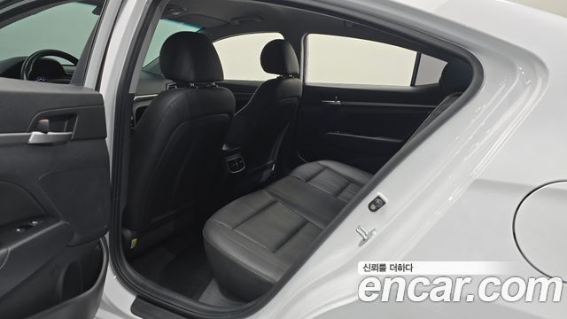 Hyundai AVANTE 2020 — photo 17