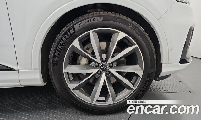 Audi Q7 2023 — photo 42