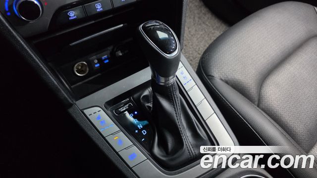 Hyundai AVANTE 2017 — photo 9