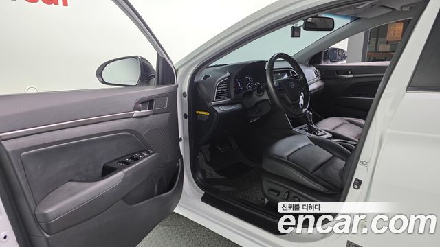 Hyundai AVANTE 2017 — photo 10