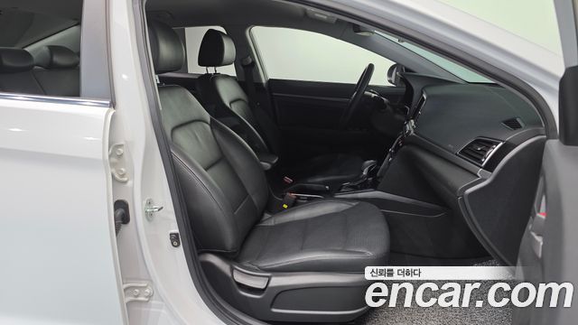 Hyundai AVANTE 2017 — photo 11