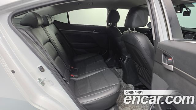 Hyundai AVANTE 2017 — photo 12