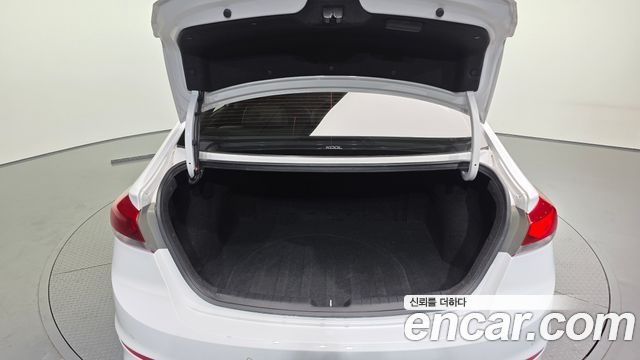 Hyundai AVANTE 2017 — photo 20