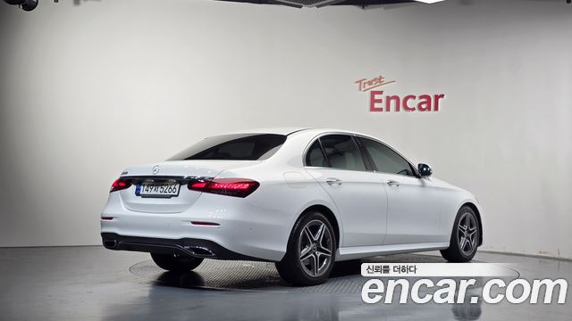 Mercedes-Benz E-Class 2023 — photo 2
