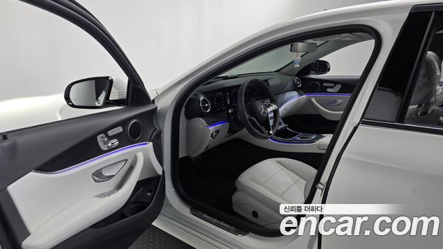 Mercedes-Benz E-Class 2023 — photo 13