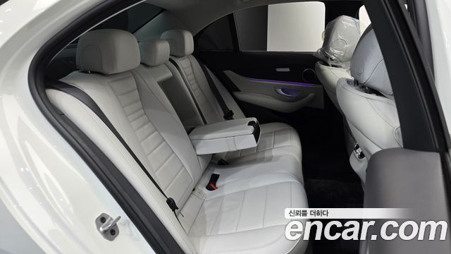 Mercedes-Benz E-Class 2023 — photo 17