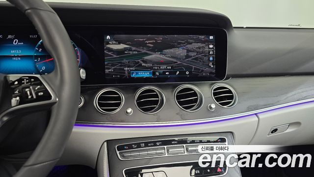 Mercedes-Benz E-Class 2023 — photo 18