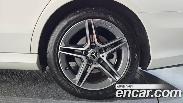 Mercedes-Benz E-Class 2023 — photo 7