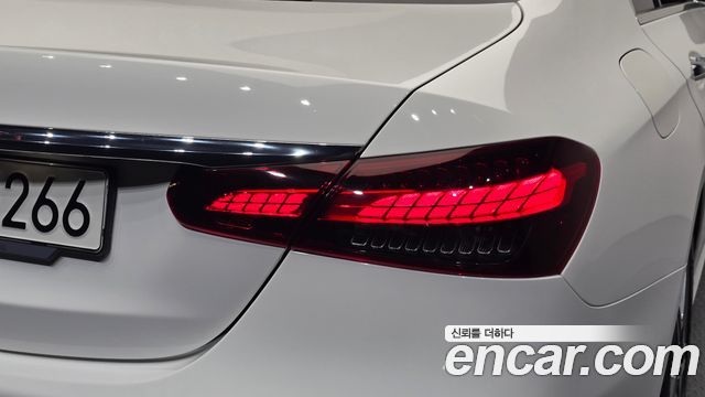 Mercedes-Benz E-Class 2023 — photo 9