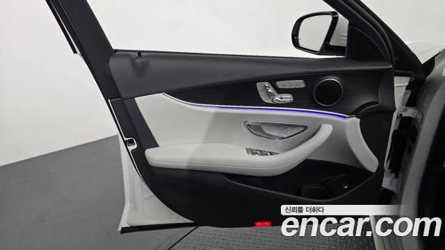 Mercedes-Benz E-Class 2023 — photo 14