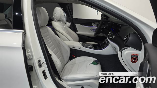 Mercedes-Benz E-Class 2023 — photo 16