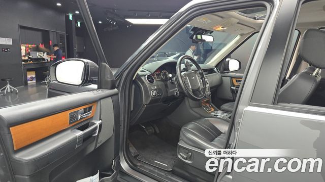 Land Rover Discovery 2015 — photo 13