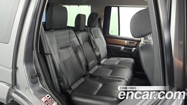 Land Rover Discovery 2015 — photo 17