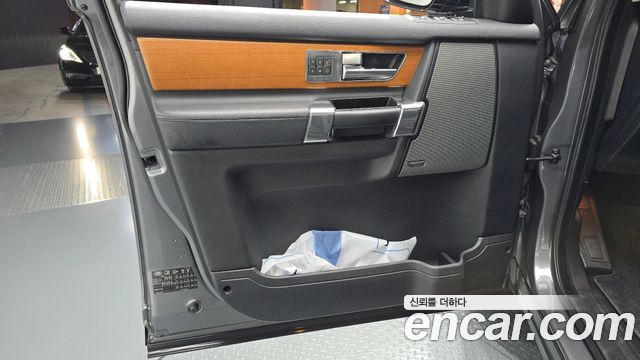 Land Rover Discovery 2015 — photo 14