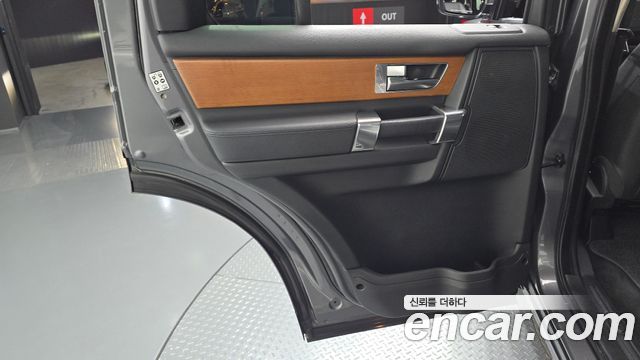 Land Rover Discovery 2015 — photo 15