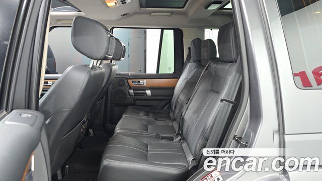 Land Rover Discovery 2015 — photo 16