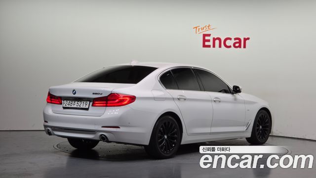 BMW 5-Series 2018 — photo 2
