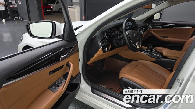 BMW 5-Series 2018 — photo 13